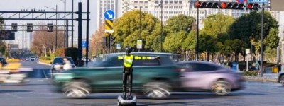 机器人交警“上岗”  平安产险浙江分公司来护航