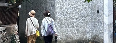 袁泉母女安徽度假，16岁夏哈哈打扮时尚，衣品气质都随妈妈