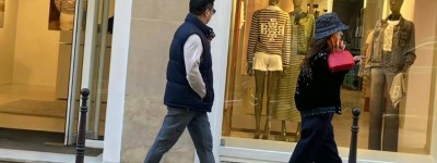 刘强东章泽天现身巴黎街头，身边无保镖助理随行，状态十分松弛