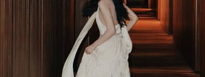 周雨彤换了新风格“美到认不出”，穿杏色挂脖缎面裙，纯欲感十足