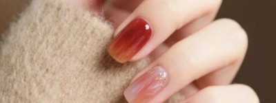 把年味藏进细节里：低调又显白的新年美甲思路