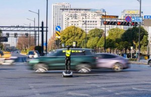 机器人交警“上岗” 平安产险浙江分公司来护航