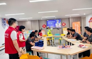 平安产险金华中心支公司为快递小哥开展交通安全宣教