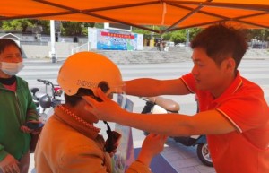 一路平安行，守护踏青路——平安产险东阳支公司联合横店交警中队开展五一假期安全宣导活动