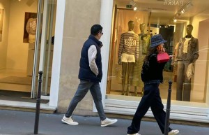 刘强东章泽天现身巴黎街头，身边无保镖助理随行，状态十分松弛