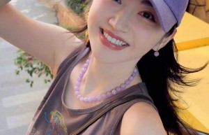 “富贵花”景甜的美貌好权威！无袖背心搭配牛仔半身裙，清爽耐看
