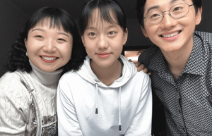 高露女儿庆17岁生日，男友露面190高个一身名牌，俩人恋爱快2年