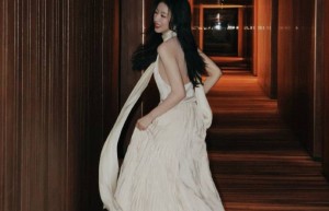 周雨彤换了新风格“美到认不出”，穿杏色挂脖缎面裙，纯欲感十足