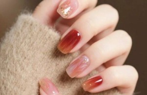 把年味藏进细节里：低调又显白的新年美甲思路