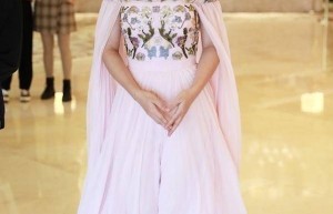 杨钰莹带火了一种“外长里短”穿法：印花开衫+短裤，时髦又减龄
