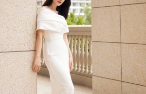 被“高圆圆”的气质折服，穿斜肩连体裤扎丸子头，清爽干练又高级