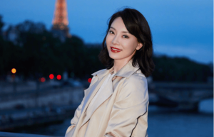 风衣不一定要搭T恤，学陈数搭配白衬衫+牛仔喇叭裤，照着穿很高级