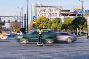 机器人交警“上岗”  平安产险浙江分公司来护航