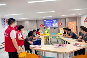 平安产险金华中心支公司为快递小哥开展交通安全宣教