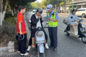 警保联动护出行 金秋宣教筑平安｜平安产险金华中心支公司联合交警开展双节交通安全宣传活动