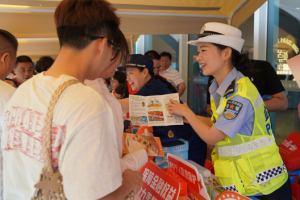 平安产险金华中心支公司联合金东区交警大队走进金漪湖招聘会 为求职学子送上“安全锦囊”