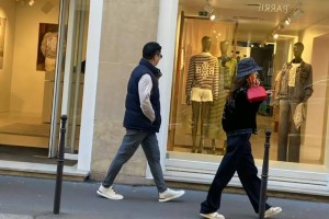 刘强东章泽天现身巴黎街头，身边无保镖助理随行，状态十分松弛