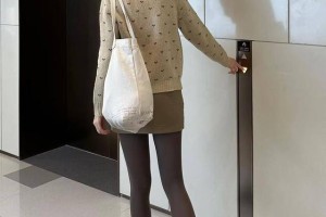 奶茶系穿搭！灰丝+针织开衫，温柔到骨子里，谁穿谁是韩剧女主！