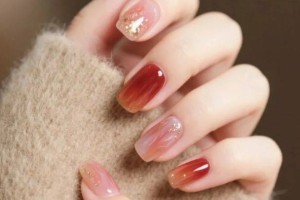 把年味藏进细节里：低调又显白的新年美甲思路