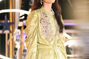 47岁“刘涛”带火了一种春天新穿法：印花衬衫+阔腿裤，洋气减龄