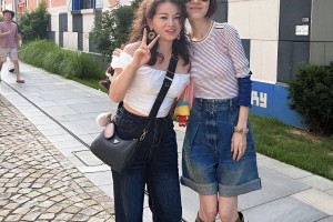 56岁陈鲁豫现身阿那亚，大热天穿长筒靴，瘦成纸片人却精气神十足