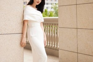 被“高圆圆”的气质折服，穿斜肩连体裤扎丸子头，清爽干练又高级