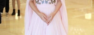 杨钰莹带火了一种“外长里短”穿法：印花开衫+短裤，时髦又减龄