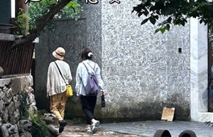 袁泉母女安徽度假，16岁夏哈哈打扮时尚，衣品气质都随妈妈