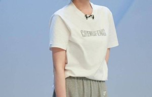 49岁李小冉带火了一种潮流，叫“斜肩T恤+破洞裤”，时髦又洋气
