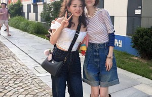 56岁陈鲁豫现身阿那亚，大热天穿长筒靴，瘦成纸片人却精气神十足