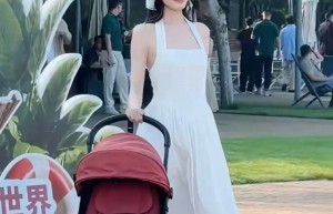 何穗当妈后“美的发光”！穿白裙戴白色头巾，松弛法式风情拉满
