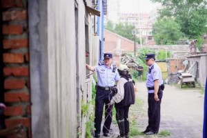 逆雨而行 守护不停 冰城公安筑牢“平安堤”