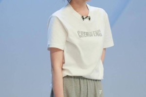 49岁李小冉带火了一种潮流，叫“斜肩T恤+破洞裤”，时髦又洋气
