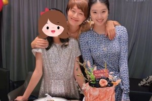 马伊琍俩女儿近照，爱马优雅漂亮长相随爸，妹妹变拽姐身高抢镜