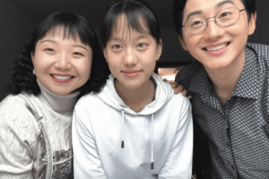 高露女儿庆17岁生日，男友露面190高个一身名牌，俩人恋爱快2年