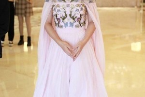 杨钰莹带火了一种“外长里短”穿法：印花开衫+短裤，时髦又减龄