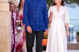 西班牙王后同框2女儿像姐妹花！公主烫长卷发，穿长裙美到认不出