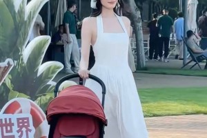 何穗当妈后“美的发光”！穿白裙戴白色头巾，松弛法式风情拉满