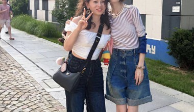 56岁陈鲁豫现身阿那亚，大热天穿长筒靴，瘦成纸片人却精气神十足