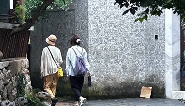 袁泉母女安徽度假，16岁夏哈哈打扮时尚，衣品气质都随妈妈
